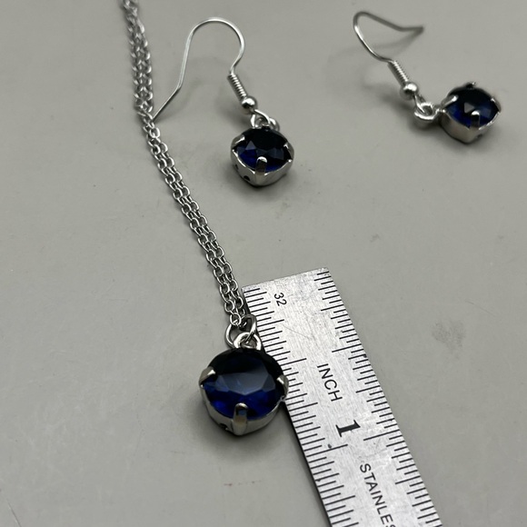 Elegant Silver and Blue Jewelry Set - Picture 2 of 4